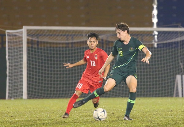 U18 Australia (áo xanh) đã có màn lội ngược dòng ngoạn mục để ghi tên mình vào trận chung kết. Ảnh: Đình Viên