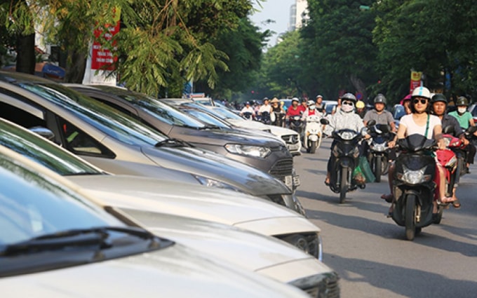Thiếu bãi xe tĩnh, Hà Nội đã tổ chức trông giữ xe dưới lòng đường tại một số tuyến phố nội đô. Ảnh: Ngọc Thành