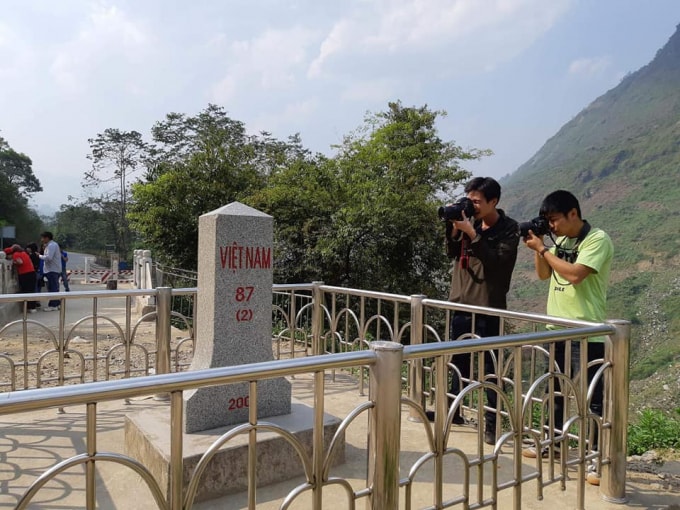 Tác nghiệp bên cột mốc 87(2) khu vực cầu Thiên Sinh, xã Y Tý