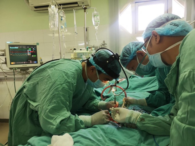 Các y, bác sĩ đang tiến hành mỗ cho bệnh nhân.