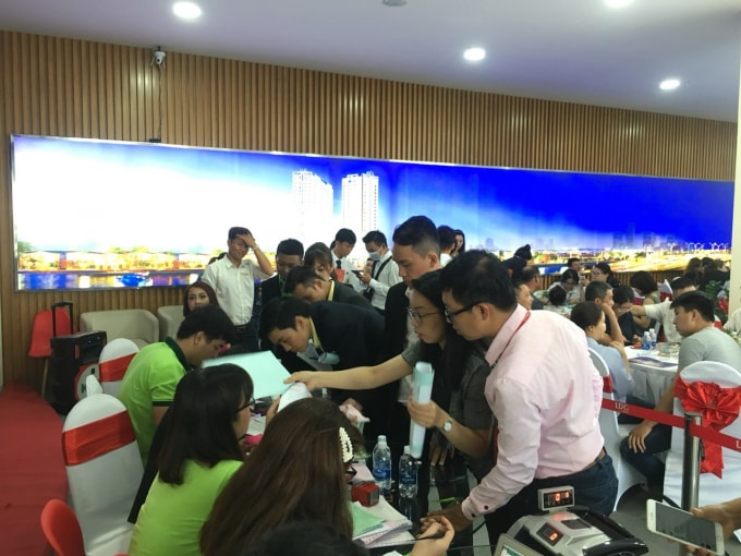 Đông đảo khách hàng quan tâm và chọn mua căn hộ Saigon Intela.