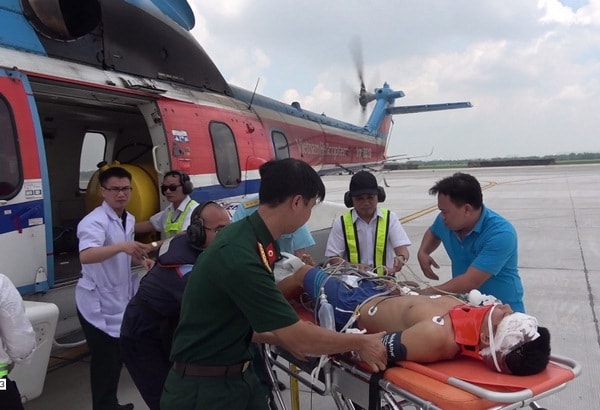 Tổ cấp cứu hàng không BV quân y 175 cùng Binh đoàn 18 dùng trục thăng chuyển bênh nhân về tới phi trường sân bay Tân Sơn Nhất -ảnh: T/L