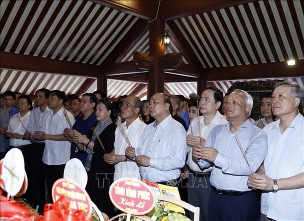 Thủ tướng Nguyễn Xuân Phúc, Chủ tịch Quốc hội Nguyễn Thị Kim Ngân và các đồng chí lãnh đạo, nguyên lãnh đạo Đảng, Nhà nước, MTTQ Việt Nam dâng hương tưởng nhớ, tri ân công lao to lớn của Chủ tịch Hồ Chí Minh. Ảnh: TTXVN