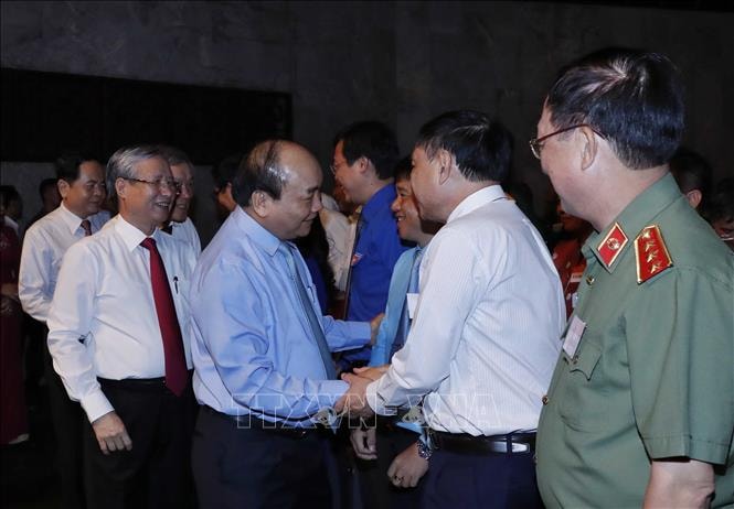 Thủ tướng Nguyễn Xuân Phúc, đồng chí Trần Quốc Vượng, Ủy viên Bộ Chính trị, Thường trực Ban Bí thư với các đại biểu dự chương trình giao lưu. Ảnh: TTXVN