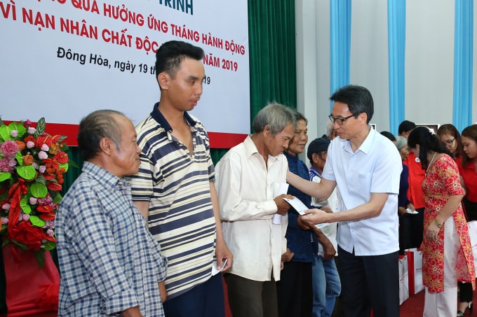 Phó Thủ tướng Vũ Đức Đam tặng quà nạn nhân chất độc da cam/dioxin - Ảnh: VGP