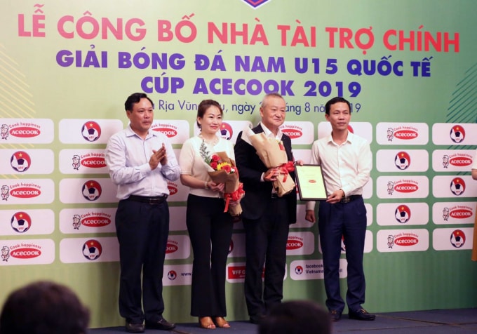 Đại diện VFF trao bảng danh vị cho đơn vị tài trợ giải U15 Quốc Tế 2019. Ảnh: VFF