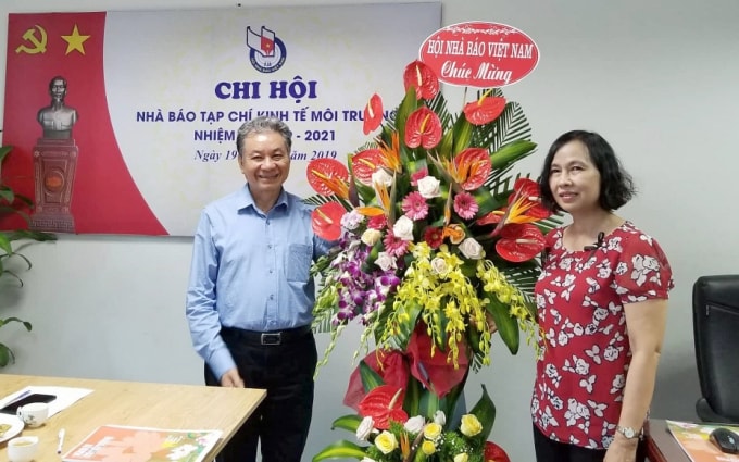 Đồng chí Hà Thị Hồng Dương, Ủy viên Ban Chấp hành, Trưởng Ban Công tác Hội - Hội Nhà báo Việt Nam tặng hoa chúc mừng Đại hội. Ảnh: PV