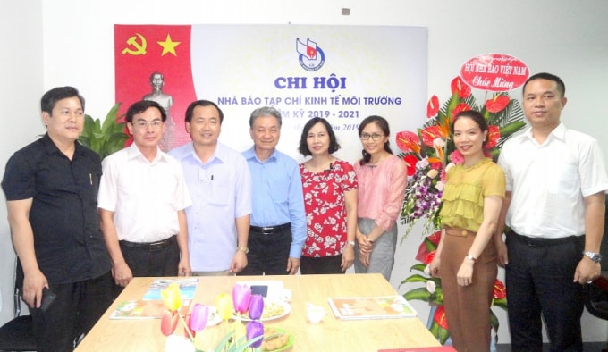 Chi hội Tạp chí Kinh tế Môi trường chụp ảnh kỉ niệm với các đồng chí Ban Công tác Hội - Hội Nhà báo Việt Nam. Ảnh: PV