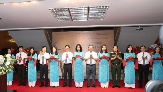 Các đại biểu cắt băng khai mạc triển lãm. Ảnh: toquoc.vn