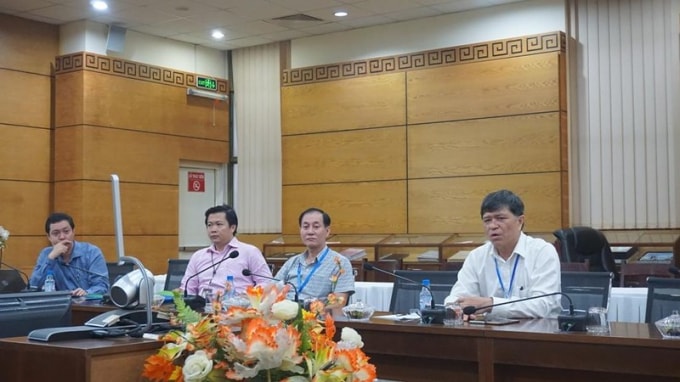 Ông Nguyễn Văn Hiếu (áo trắng, bìa phải) chia sẻ thông tin với báo chí. Ảnh: PL.TP