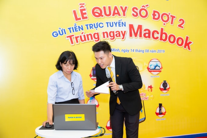 Lễ quay số Đợt 2 được tổ chức công khai, minh bạch dưới sự chứng kiến và hỗ trợ từ khách hàng Nam A Bank.