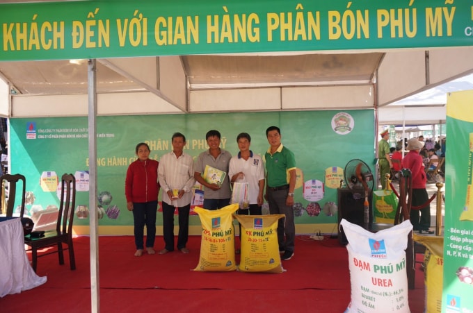 Hướng dẫn kỹ thuật, tiếp đón bà con tại gian hàng phân bón Phú Mỹ