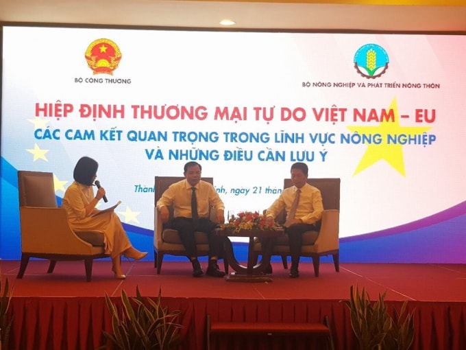 Bộ trưởng Trần Tuấn Anh và Bộ trưởng Nguyễn Xuân Cường đối thoại với doanh nghiệp tại Hội nghị. Ảnh: Hồng Trâm
