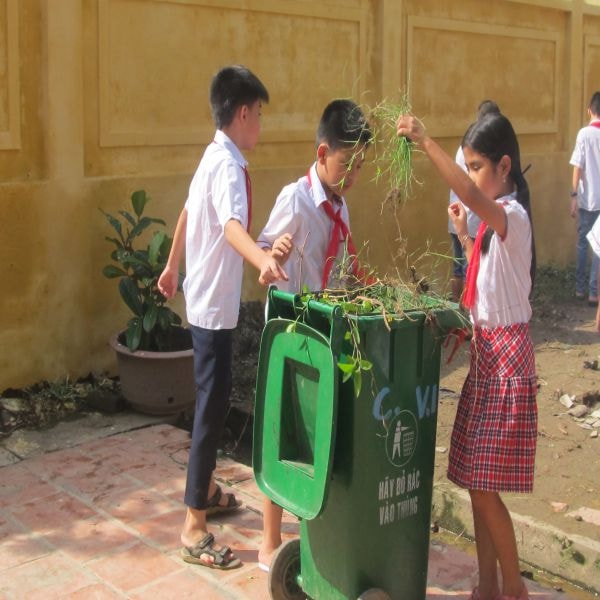 Bộ GD&ĐT huy động học sinh, giáo viên tham gia dọn vệ sinh, diệt bọ gậy phòng chống sốt xuất huyết. Ảnh minh họa