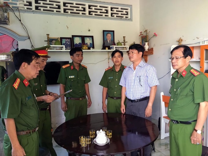 Cơ quan CSĐT Công an tỉnh Trà Vinh tống đạt quyết định khởi tố bị can, bắt tạm giam đối với ông Trần Trường Sơn. (Ảnh Công an Trà Vinh)