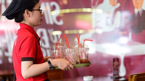 Đồ nhựa dùng một lần hiện đang được sử dụng rất phổ biến ở VN. Ảnh: Q.Đ.