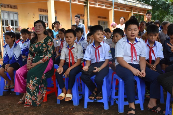 Từ rất sớm, các em học sinh đã háo hức tập trung tại điểm trường 1-5, xã Ia Krái để chờ các phần quà giá trị là chiếc xe đạp mới cho năm học sắp tới.