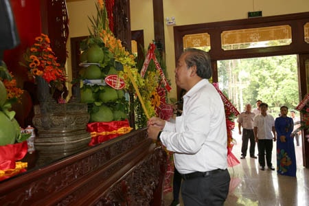 Phó Thủ tướng Thường trực Chính phủ Trương Hòa Bình và Đoàn công tác dâng hương tại Khu di tích Chủ tịch Tôn Đức Thắng. Ảnh: VGP