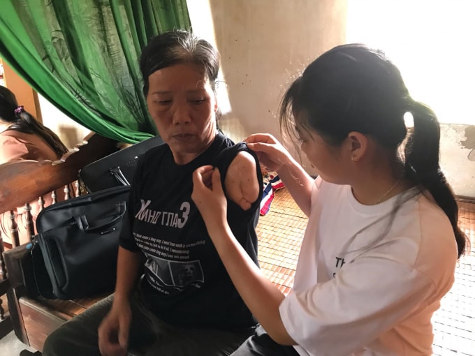 Bà Hạt mất một cánh tay lại bị mắc bệnh tình ngày một nặng khiến cuộc sống của mẹ con cô nữ sinh rất khó khăn