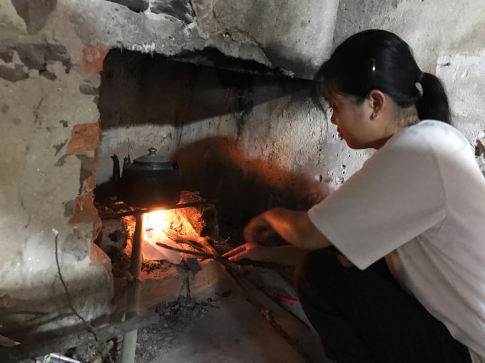 Ngoài việc học giỏi, Ngọc thường phụ mẹ việc nhà, mẹ con động viên nhau sống tốt
