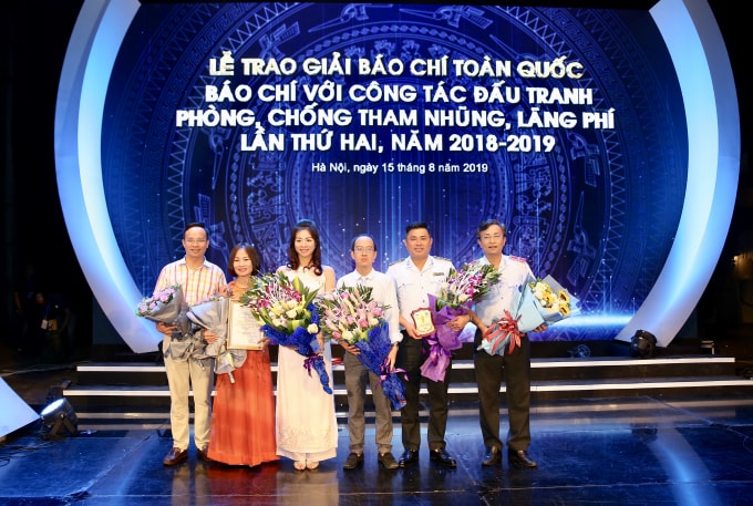 Quyền Vụ trưởng, phụ trách Báo Thanh tra Trần Đăng Vinh (phải ảnh); Phó Tổng Biên tập Nguyễn Văn Lương (trái ảnh) chụp ảnh lưu niệm cùng nhóm tác giả đạt Giải B của Báo Thanh tra (thứ 2 từ phải sang): Nhà báo Nguyễn Xuân Thành, nhà báo Đỗ Công Định, nhà báo Hoàng Diệu Anh, nhà báo Đặng Thúy Nhài.