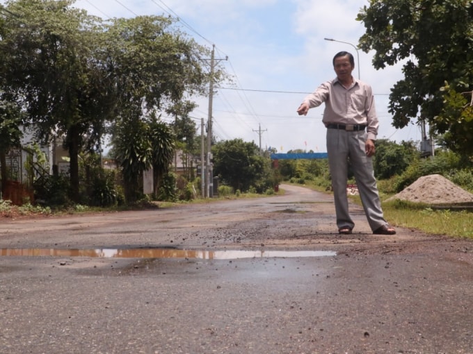 Ông Lê Quang Cạnh - Trưởng ấp Tân Thành, xã Quảng Thành phản ánh: mặt đường nhanh xuống cấp do xe ben chở đá tải trọng lớn gây ra.