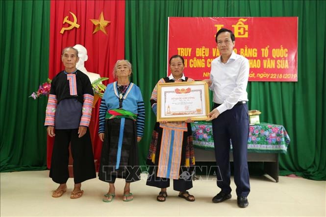 Bộ trưởng Bộ Lao động - Thương binh và Xã hội Đào Ngọc Dung trao Bằng Tổ quốc ghi công cho người nhà Liệt sỹ Thao Văn Súa - Trưởng công an xã Nhi Sơn (huyện Mường Lát): Ảnh TTXVN