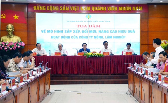 Quang cảnh buổi tọa đàm về Mô hình sắp xếp, đổi mới nâng cao hiệu quả họat động của công ty nông, lâm nghiệp. Ảnh: Sơn Tùng