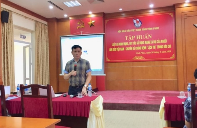 PGS.TS Nguyễn Thành Lợi truyền đạt những nội dung cơ bản về Quy tắc sử dụng mạng xã hội của người làm báo Việt Nam và chuyên đề chống bệnh “lệch thị” trong hoạt động báo chí.
