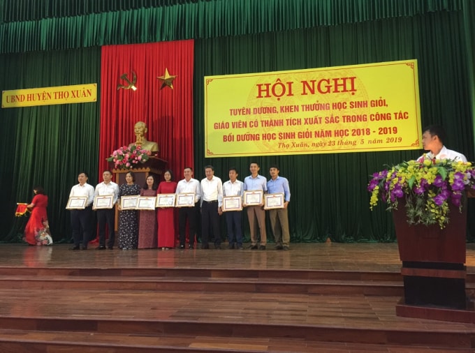 Tuyên dương giáo viên có thành tích xuất sắc trong công tác bồi dưỡng học sinh giỏi năm học 2018 - 2019.