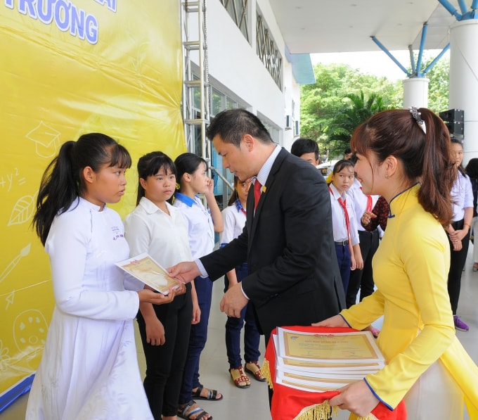 Ông Nguyễn Vĩnh Lợi – Giám đốc Nam A Bank Khu vực miền Tây trao học bổng cho các em học sinh.
