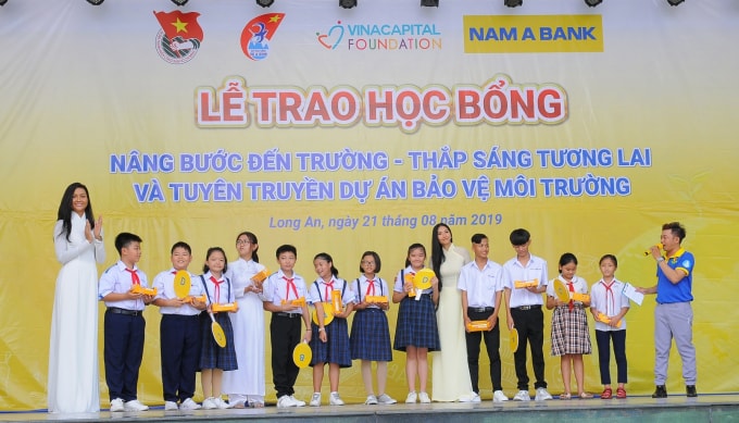 Hai đại sứ của Nam A Bank cùng chơi trò chơi với các em học sinh tỉnh Long An về chủ đề bảo vệ môi trường.