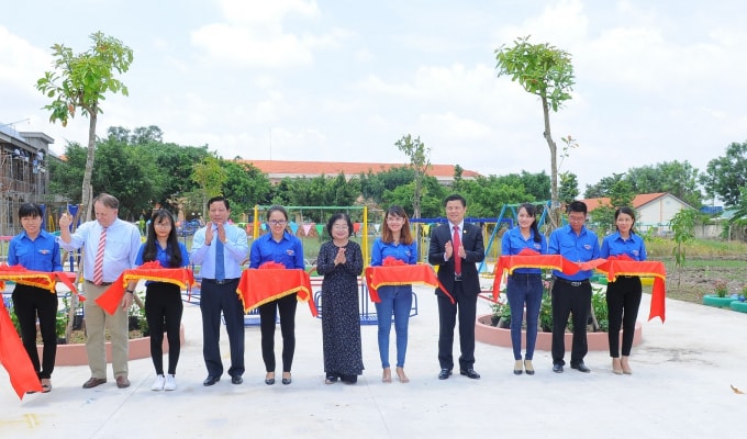 Đặc biệt, dịp này Nam A Bank còn trao tặng sân chơi làm bằng vật liệu tái chế từ lốp xe cho các em học nhỏ  Trường Mẫu giáo Nhơn Thạnh Trung và Trường Tiểu học Bình Tâm , thành phố Tân An, tỉnh Long An.