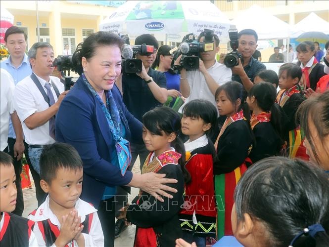 Chủ tịch Quốc hội Nguyễn Thị Kim Ngân với các học sinh Trường tiểu học và THCS xã Đồng Sơn, huyện Hoành Bồ. Ảnh: TTXVN