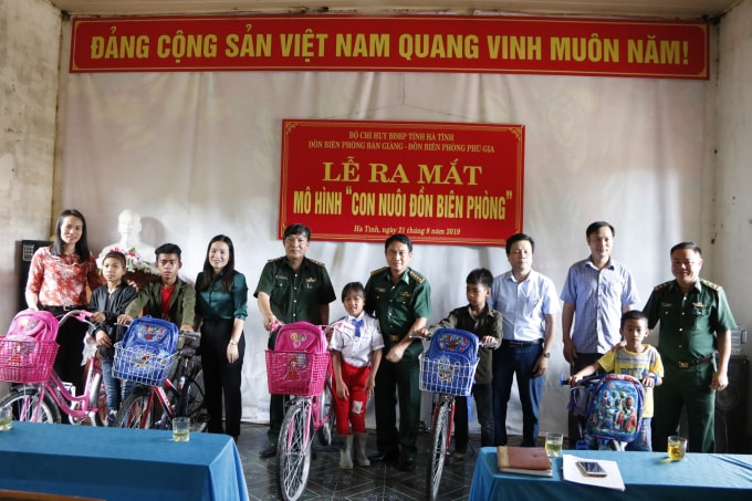 Bộ Chỉ huy BĐBP Hà Tĩnh trao 5 chiếc xe đạp cho các cháu được nhận con nuôi biên phòng