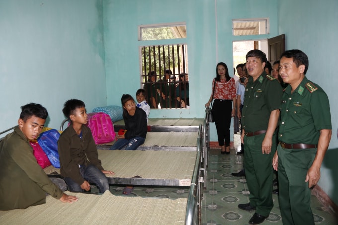 Lãnh đạo Bộ Chỉ huy BĐBP Hà Tĩnh kiểm tra nơi ăn ở sinh hoạt của các cháu tại đơn vị