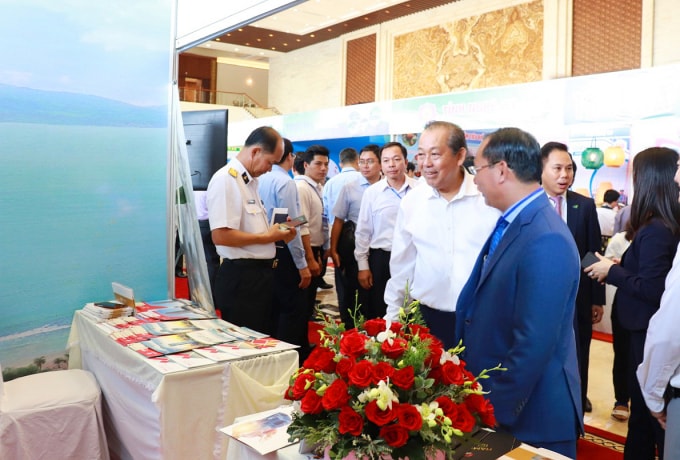 Phó Thủ tướng Thường trực Chính phủ Trương Hòa Bình thăm quan gian hàng của TMS Group.