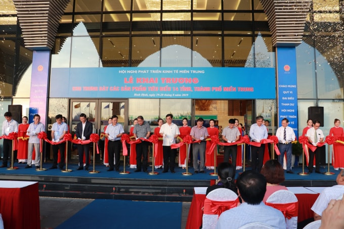 Đại diện Tập đoàn TMS cùng lãnh đạo sở, ban ngành các tỉnh miền Trung cắt băng khai trương khu vực trưng bày sản phẩm tiêu biểu.