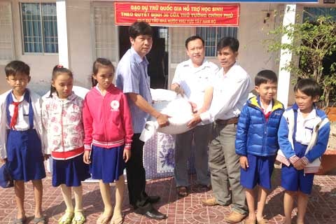 Phó Thủ tướng yêu cầu tăng cường kiểm tra, giám sát việc tiếp nhận, phân phối và sử dụng gạo hỗ trợ cho học sinh bảo đảm kịp thời, đúng đối tượng, định mức quy định. Ảnh: BT