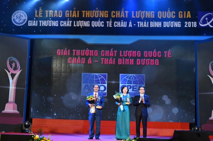 Phó Thủ tướng Vũ Đức Đam (ngoài cùng bên phải) trao giải cho 2 doanh nghiệp đoạt Giải.