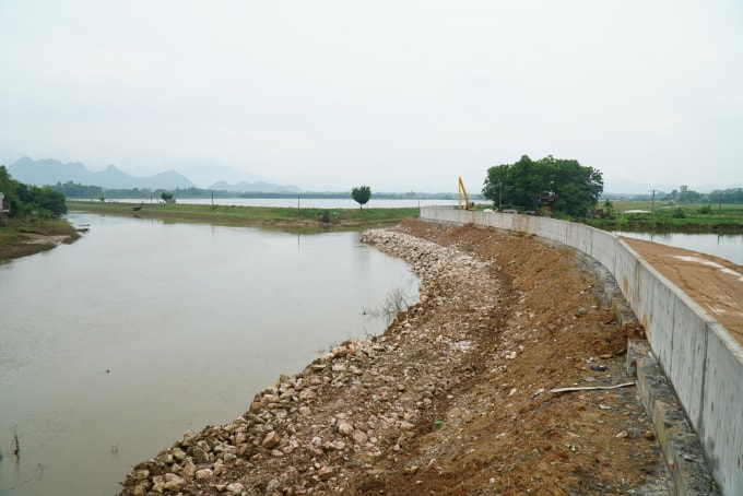 Trong hai năm 2017 - 2018, các xã ở huyện Chương Mỹ như Nam Phương Tiến, Tân Tiến, Hoàng Văn Thụ, Thủy Xuân Tiên... luôn rơi vào tình trạng ngập lụt kéo dài do mưa lũ tràn qua đê sông Bùi (Ảnh Hà Long)