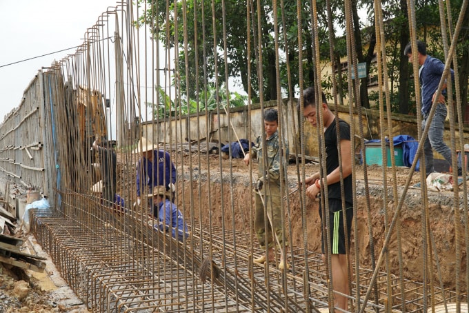 Những hạng mục cuối cùng của Dự án kè đê sông Bùi vẫn đang chạy đua cùng tiến độ (Ảnh Hà Long)