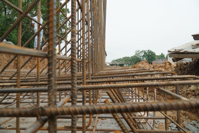 Sắt thép có dấu hiệu không được làm sạch trong quá trình thực hiện thi công (Ảnh Hà Long)
