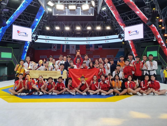 Đoàn Taekwondo Việt Nam ăn mừng chiến thắng tại Trung Quốc. Ảnh: VTF