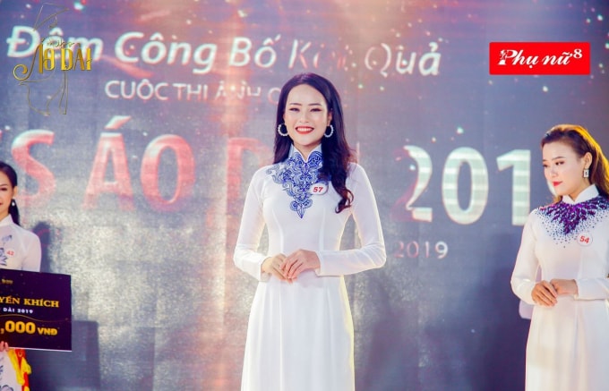 Thí sinh Trần Thị Thùy Dung trong đêm chung kết (Giải Ba Miss Áo Dài qua ảnh 2019).