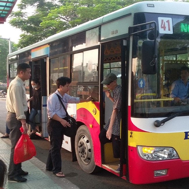Nhiều đối tượng sẽ được sử dụng miễn phí phương tiện vận tải công cộng. Ảnh: TL