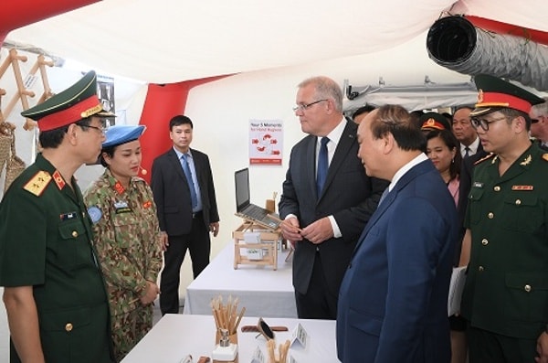 Thủ tướng Nguyễn Xuân Phúc và Thủ tướng Australia Scott Morrison thị sát công tác huấn luyện của Bệnh viện dã chiến cấp 2 số 2. Ảnh: VGP