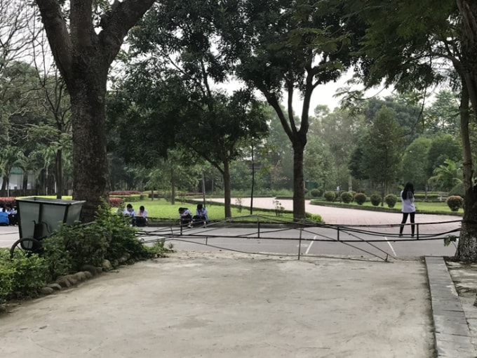Đường đi lối lại trong Công viên Hội An bị Công ty CP Dạ Lan rào chắn bằng các khung thép.