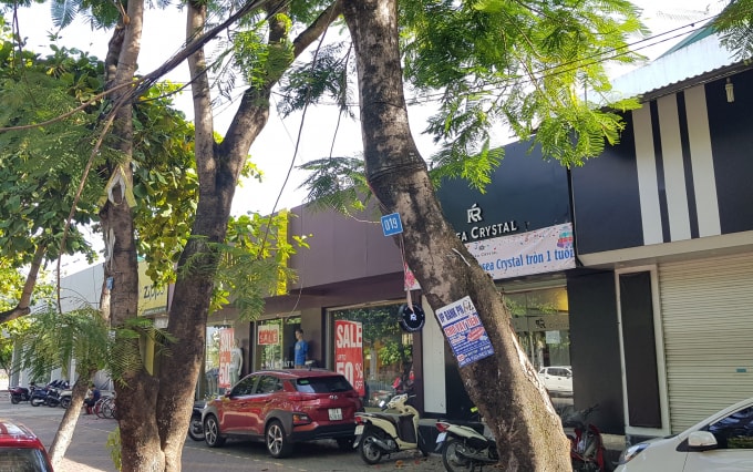 Dư luận hoài nghi dãy ki ốt nằm trong khu đất “vàng” có giá trị sinh lãi cao này đang có “bóng dáng” lợi ích nhóm từ phía chính quyền?