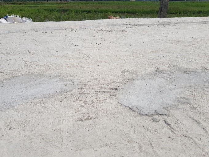 Những mảng xi măng lớn vừa được vá lại